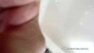 Shemales aux gros nichons chaudes s'enculent hard en webcam