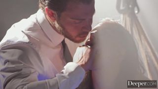 La muse Adriana Chechik suspendue pour se faire baiser