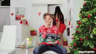 Un jeune offre un cadeau pervers à miss Raquel et sa part en couille Un jeune offre un cadeau pervers à miss Raquel et sa part en couille