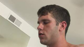 Paddy O'Brian garde ses poils pour enculer le jeune Jimmy Fanz