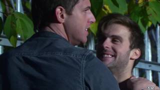 Gabriel Clark lime le cul de Jace tyler contre la grille d'un parc Gabriel Clark lime le cul de Jace tyler contre la grille d'un parc