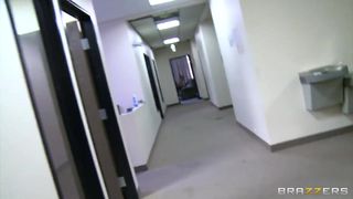 Une douche qui tourne à la grosse baise