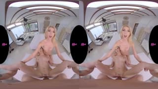 VR porn en POV trio avec deux blondes VR porn en POV trio avec deux blondes