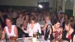 Strip-teaser qui se font sucer en public Strip-teaser qui se font sucer en public