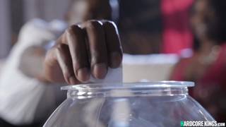 Brune baise un BBC durant une soirée libertine