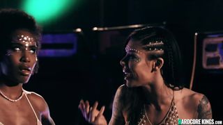 Ébène Demi et brune tatouée Karma en tribbing lesbien