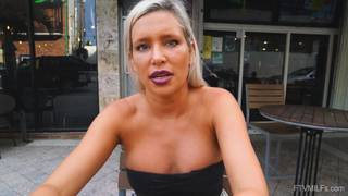 MILF chaude se masturbant dans la voiture en allant à la plage MILF chaude se masturbant dans la voiture en allant à la plage