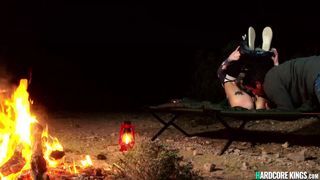 Blonde tatouée aux gros seins refaits en train de baiser