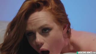 Mari bizarre regarde sa femme Ella Hughes baiser un BBC