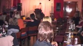 Un mec en string offre sa bite à plusieurs femmes Un mec en string offre sa bite à plusieurs femmes