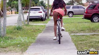 Le lascar va rentrer pour proposer sa grosse bite