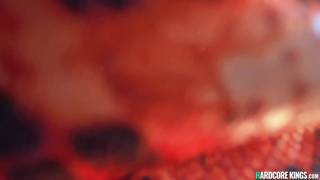 Molly Pills aux gros seins suce son petit ami Conor Pills sur la plage