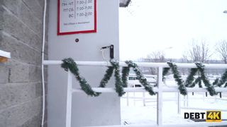 Petite rousse paie sa dette avec son cul