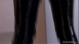 Tia Tanaka baise un blanc et un noir