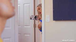 Un trio sexy s’amusent ensemble et baisent.