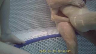 Des couples nudiste se caressent dans le jacuzzi