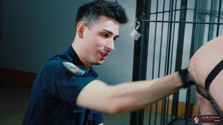 Le policier Luka Sage fait un rimming et Fist Fuck Josh Mikael