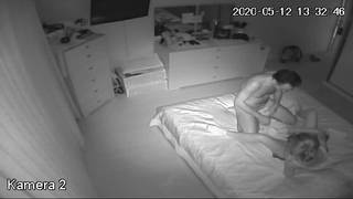 La caméra cachée filme la nany blonde baisant son patron.