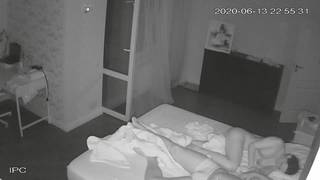 Caméra cachée - il se réveille excité et se fait sucé la bite