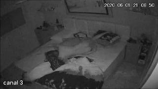 Caméra cachée, elle le réveille pour se faire bouffer la chatte