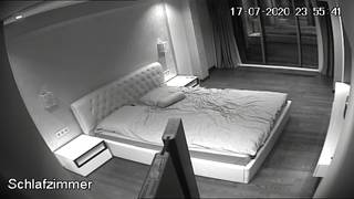 Toute seul dans sa chambre, elle se branle - Caméra de surveillance