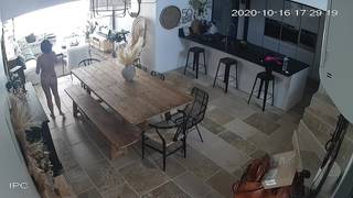 Elle se trimbale à poil chez elle en attendant quelqu'un.