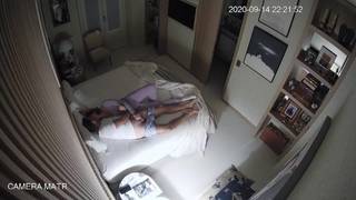 Elle sort sa bite excitée et demande à se faire baiser.