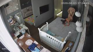 En plein jour, il la baise devant la caméra cachée