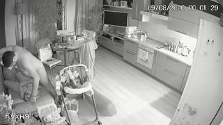 Ils baisent dans la cuisine oubliant la caméra