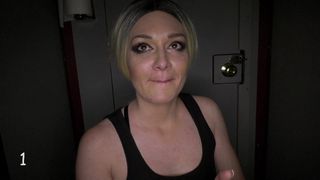 Une blonde suce calmement et minutieusement dans gloryhole