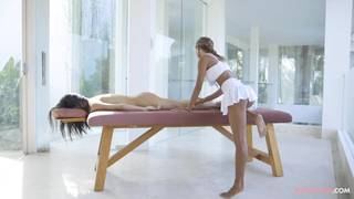 Femmes asiatiques en porno de massage lesbien Femmes asiatiques en porno de massage lesbien