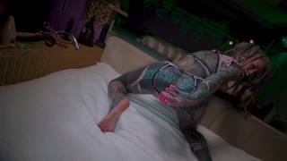 Entièrement tatouée, cette Teen blonde se masturbe l'anus Entièrement tatouée, cette Teen blonde se masturbe l'anus