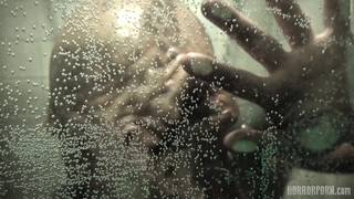 Un monstre baise la chatte d'une scientiste