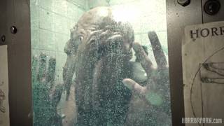 Un monstre baise la chatte d'une scientiste