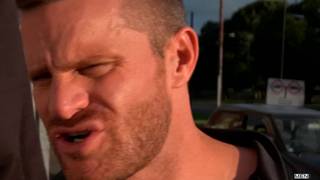 Le beau mec musclé suce la bite du Gay.