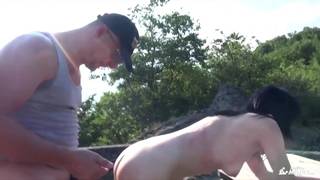 Une grosse bite pour elle à l'extérieur