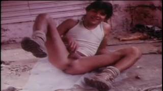 Filme vintage du gay en vacance et qui suce la bite. Filme vintage du gay en vacance et qui suce la bite.