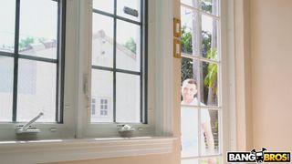 Nadia va inviter le mateur voisin à BAISER