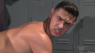 Nick Sterling et Josh Conners baisent dans les vestiaires