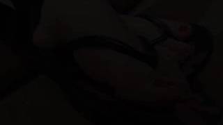 Lynn le réchauffe avec ses pieds avant de le sucer