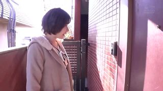 Eimi Fukada fait un footjob et se fait creampie