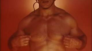 Il se pince les tetines avec tant de sex gay