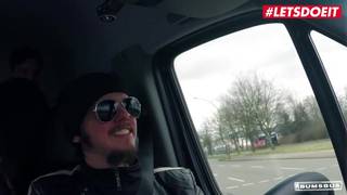 Cougar allemande baise dans le van MILF, Gros Seins, Mature et Jeunot, Branlette Espagnole, Gros Cul, Doggystyle, Hardcore