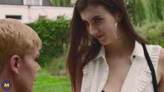Une MILF lesbienne joue les coquines avec une française