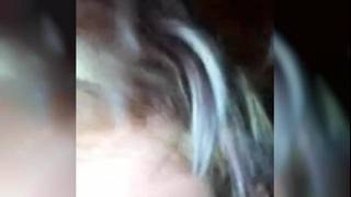 Blondinette sexy qui suce une bite noire