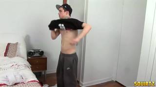 Petit gringalet en casquette s'astiquant la teub devant sa webcam Petit gringalet en casquette s'astiquant la teub devant sa webcam