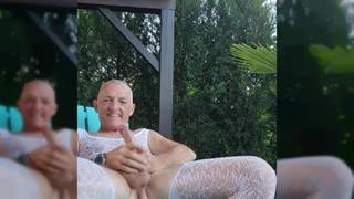 Une petite masturbation en extérieur Une petite masturbation en extérieur