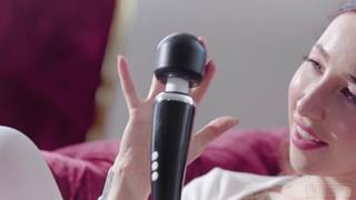 Une femme tatoué en solo s'amuse avec son god Une femme tatoué en solo s'amuse avec son god