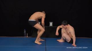 Radan et Libor se chevauchent pendant une séance de sport. Radan et Libor se chevauchent pendant une séance de sport.