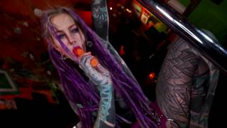 Anuskatzz nous impacte avec ses tatouages et sa masturbation !